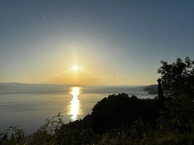 Omiš - Građevinsko zemljište s projektom luksuzne vile s bazenom 664 m2