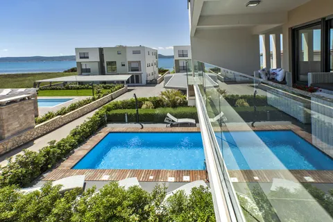 Zadar, Sukošan – Ekskluzivna dvoetažna vila s bazenom, 170 m²