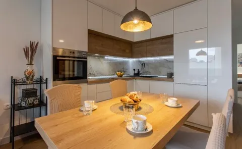 Split, Plokite - Dvosoban stan sa loggiom 60 m2 DUGOROČAN NAJAM