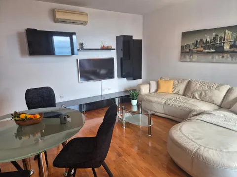 Split, Žnjan - Dvosoban stan s lođom i pogledom na more 57 m²
