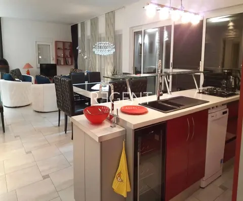 Vis – Prekrasna vila s pogledom na more 300 m2