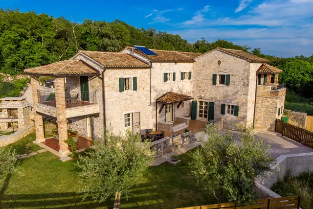 Istra, Višnjan - Prekrasna kamena kuća s bazenom