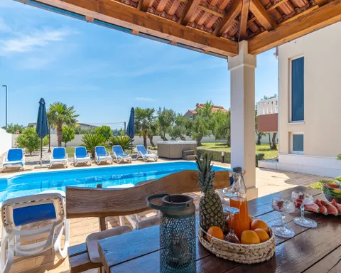 Split, Kaštela - Vila s bazenom i pogledom na more 333 m2