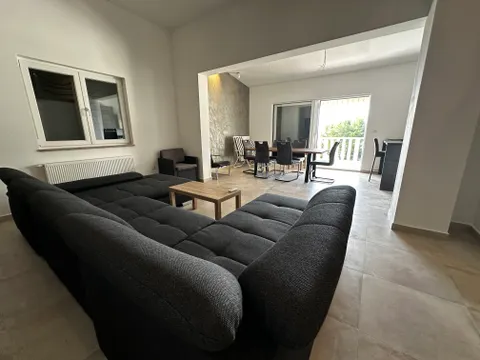 Split, Podstrana - Kuća sa tri stambene jedinice i pogledom na more 340m2