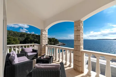 Otok Korčula – Unikatna kamena kuća uz more 450 m2