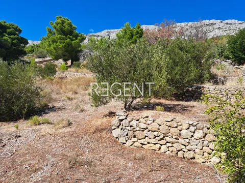 Omiš, Marušići - Ekskluzivno zemljište prvi red do mora, 4100m2