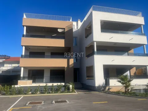 Zadar, Sukošan - Luksuzan četverosoban stan s bazenom 160 m2 novogradnja