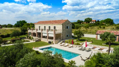 Zadar, Murvica – Prekrasna kamena vila s teniskim terenom na parceli 7800 m2