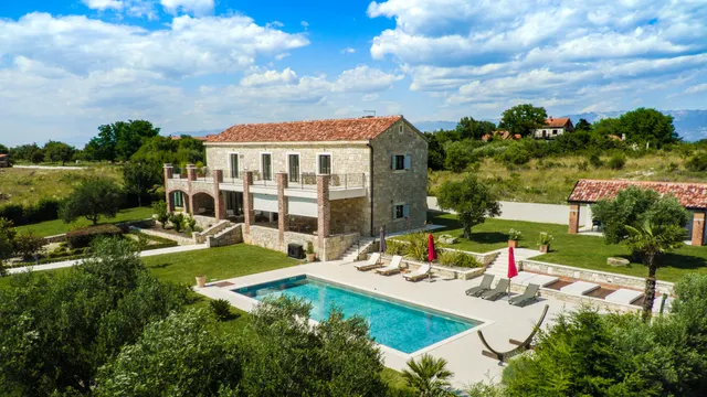 Zadar, Murvica – Prekrasna kamena vila s teniskim terenom na parceli 7800 m2