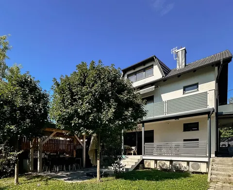Zagreb, Maksimir - Obiteljska dvojna kuća na tri etaže