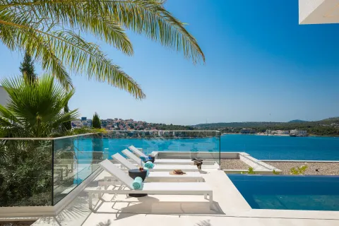 Šibenik, Rogoznica – Moderna vila s panoramskim pogledom na more