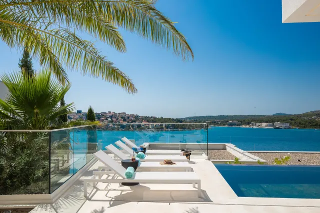 Šibenik, Rogoznica – Moderna vila s panoramskim pogledom na more