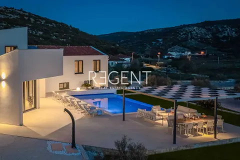Trogir, Marina- luksuzna vila u mirnom okruženju, 6900m2