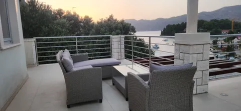 Korčula, Žrnovo - Vila prvi red uz more 280 m2