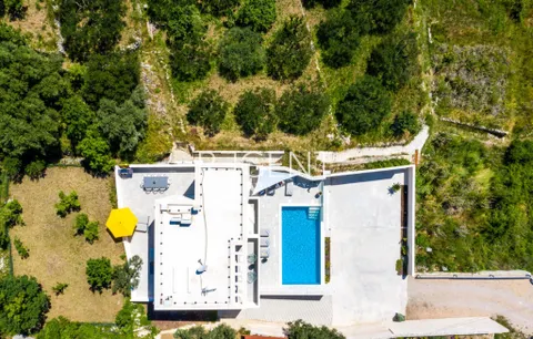 Dubrovnik, Zaton – Bijela moderna vila uz more s dodatnim zemljištem