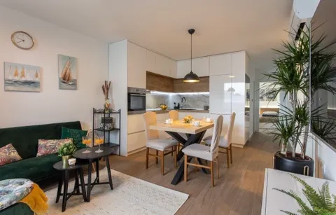 Split, Plokite - Dvosoban stan sa loggiom 60 m2 DUGOROČAN NAJAM