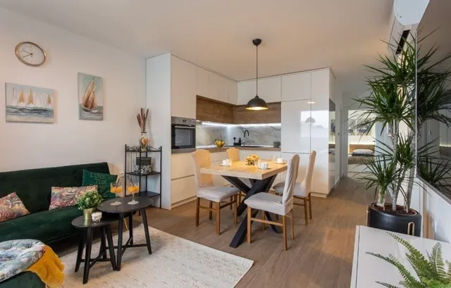 Split, Plokite - Dvosoban stan sa loggiom 60 m2 DUGOROČAN NAJAM