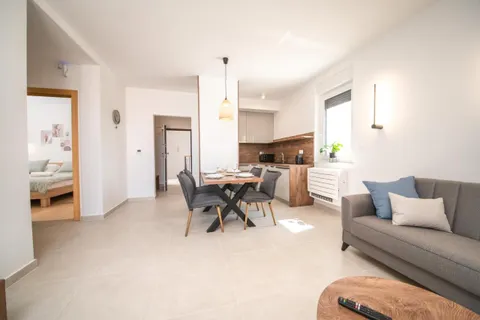 Zadar, Vrsi – trosobni apartmani s bazenom i pogledom na more