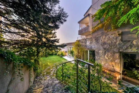 Zagreb, Šestine - Luksuzna vila s bazenom s prekrasnim pogledom na grad i zelenilo