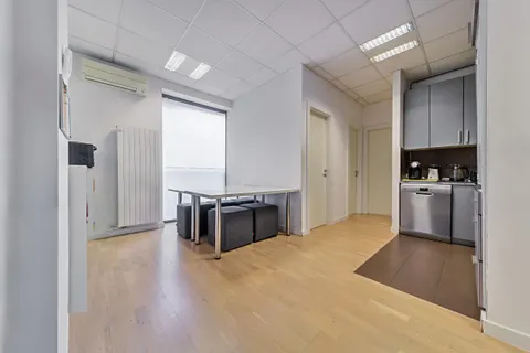 Zagreb, Radnička - Poslovni prostor na tri etaže 460 m2