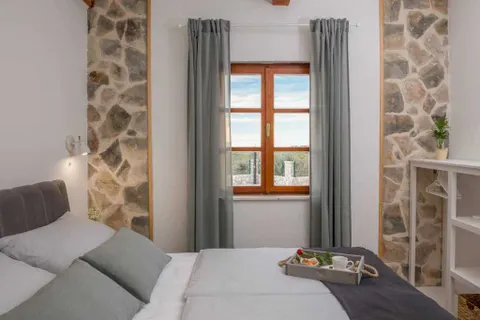 Šibenik, Rogoznica- Kamena kuća s bazenom i pogledom na more 100 m2