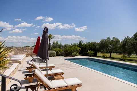 Zadar, Murvica – Prekrasna kamena vila s teniskim terenom na parceli 7800 m2