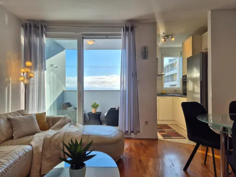 Split, Žnjan - Dvosoban stan s lođom i pogledom na more 57 m²