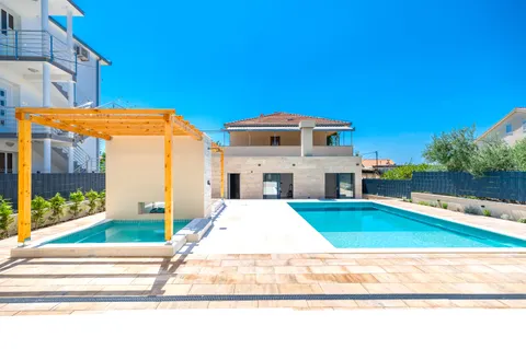 Trogir - Nova moderna vila od 300m2 s bazenom i jacuzzijem