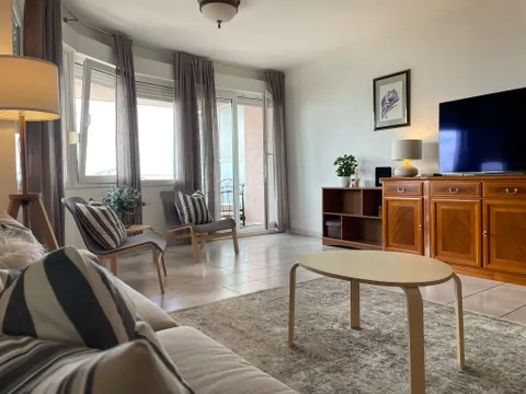 Split, Žnjan - Dvosobni stan sa loggiom i pogledom na more 100 m2