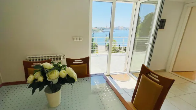 Zadar, Brodarica - Apartmanska kuća prvi red uz more