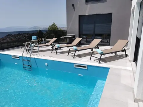 Split, Podstrana – Zapanjujuća villa s pogledom na more 250 m2