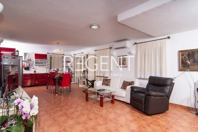Brač, Mirca- kamena vila s pogledom na more, 300m2