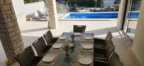Korčula, Žrnovo - Vila prvi red uz more 280 m2