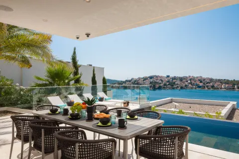 Šibenik, Rogoznica – Moderna vila s panoramskim pogledom na more