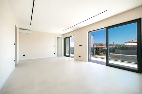 Trogir - Nova moderna vila od 300m2 s bazenom i jacuzzijem
