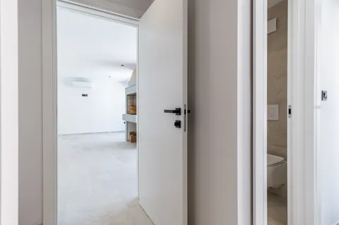 Trogir - Nova moderna vila od 300m2 s bazenom i jacuzzijem