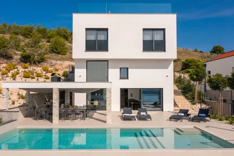 Šibenik, Žaborić - Moderna novoizgrađena vila s bazenom 380 m2