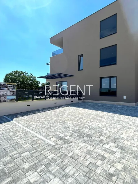Istra, Tar - Ekskluzivan penthouse s krovnom terasom u novogradnji 130 m2