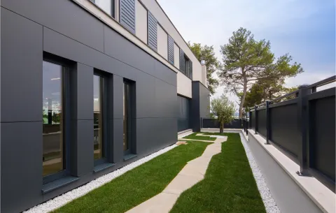 Zadar – Moderna vila okružena zelenilom s pogledom na more