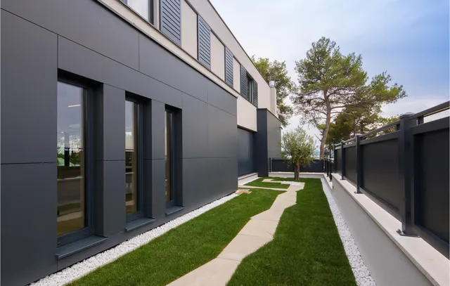 Zadar – Moderna vila okružena zelenilom s pogledom na more