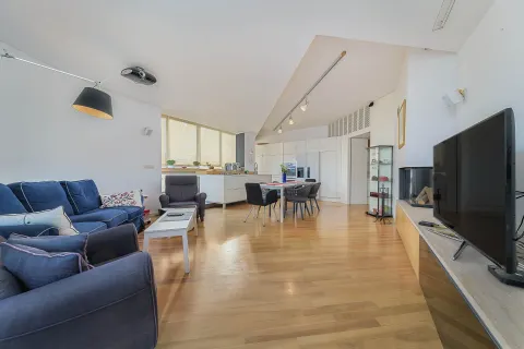Zagreb, Petrova - Moderan penthouse s krovnom terasom i bazenom