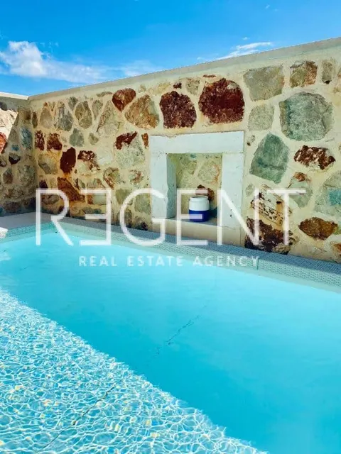 Hvar- kamena vila unikatnog dizajna 250m2
