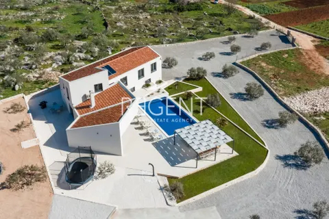 Trogir, Marina- luksuzna vila u mirnom okruženju, 6900m2