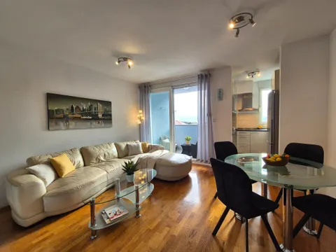 Split, Žnjan - Dvosoban stan s lođom i pogledom na more 57 m²