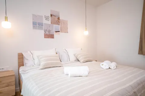 Zadar, Vrsi – trosobni apartmani s bazenom i pogledom na more