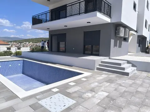 Trogir, Okrug Gornji - Dvosoban stan s bazenom 56 m2, novogradnja