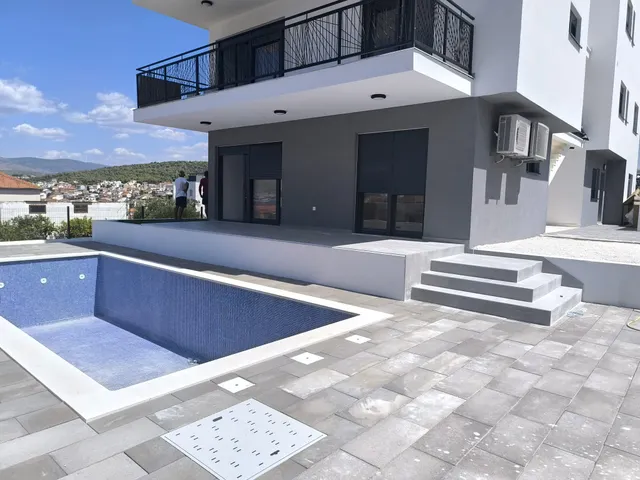 Trogir, Okrug Gornji - Dvosoban stan s bazenom 56 m2, novogradnja