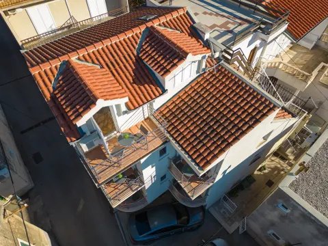 Makarska, Centar - Apartmanska kuća u blizini centra bruto površine 186 m2