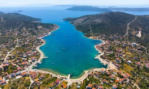 Trogir, Vinišće - Poljoprivredno zemljište prvi red uz more 4245 m2
