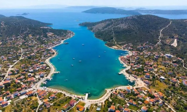 Trogir, Vinišće - Poljoprivredno zemljište prvi red uz more 4245 m2